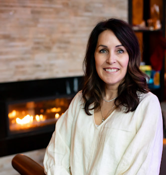 Nikki Peters, Broker